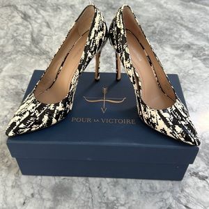 Pour La Victoire BLK/White Pumps Size 6